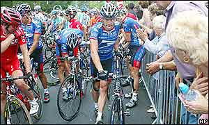 První etapu letošního ročníku Tour de France poznamenal hromadný pád závodníků