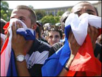 ранцуски навивач во Париз го гледат својот тим на Светскиот куп 2010