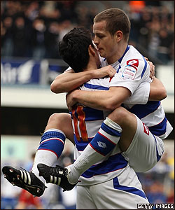 Jugadores del QPR se abrazan tras anotar un gol