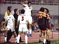 خوشحالی بازيکنان و دست اندرکاران تيم ملی ايران که توانستند به نيمه نهايی راه يابند