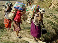 सामान ढोते क़ैदी