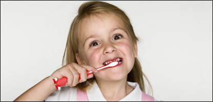 برس کردن دندان در حفاظت دندان ها کمک می کند.