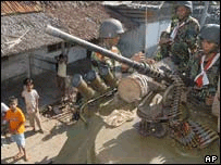 आचे में इंडोनेशियाई पुलिस