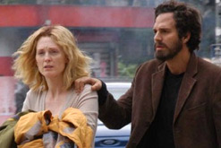 Julianne Moore and Mark Ruffalo in Blindness
