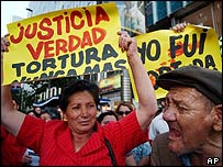 İşkence kurbanlarının yakınlarının gösterisinden bir kesit