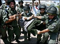 Židovští demonstranti protestují proti odchodu z Gazy