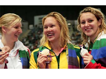Jazz Carlin (ar y dde) gyda Rebecca Adlington o Loegr a Kylie Palmer o Awstralia wedi iddo ennill medal arian yn y 200m dull rhydd. 