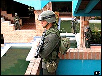 Policial de elite da Colômbia em propriedade confiscada do cartel