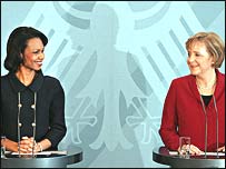 مرکل در کنفرانس مطبوعاتی با کاندوليزا رايس وزير خارجه آمريکا در برلين - آرشيو