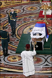 Thi hài ông được quàn tại thánh đường chính của thành phố