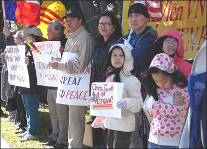 Người Việt biểu tình trước lãnh sự quán Trung Quốc ở Houston