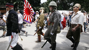 Kunjungan ke kuil Yasukuni