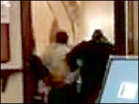 فرد وسط در اين تصوير، مصطفی طباطبائی نژاد است