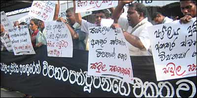 Tsunami victims protesting in front of Colombo fort railway station