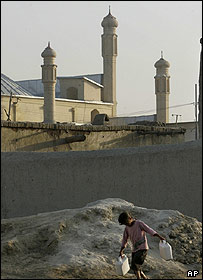 پسر افغان در کابل، در حال انتقال آب آشاميدنی به خانه