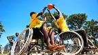 Adolescentes jugando al basket en silla de ruedas en Gulu, Uganda