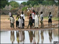 Crinças no campo de refugiados no sul de Darfur