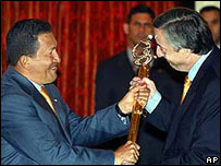 O presidente venezuelano, Chávez (esq.), com o argentino, Nestor Kirchner, em Buenos Aires