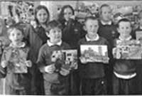 Plant Ysgol Dinmael wedi iddynt gyflwyno gwasanaeth Neges Ewyllys Da 2005, a derbyn gweithdy ar y thema 'Y Cartref'.