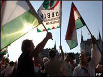 Cảnh biểu tình trước tòa nhà quốc hội