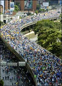 Multidão nas ruas de Caracas