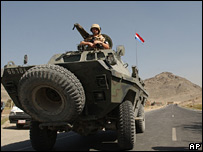 سرباز ناتو سوار بر تانکی در نزديکی کابل، 26 سپتامبر 2006