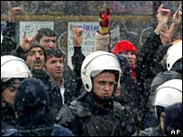 Protesto gösterisi yapan milliyetçi görüşlü bir grup