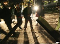 Dân Palestine đứng xem Ai Cập đóng cửa khẩu