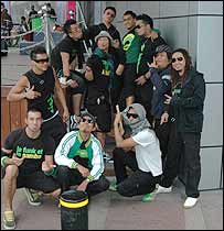 Wicked Aura Batucada mistura frases em português e berimbau