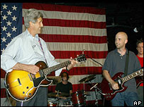John Kerry toca guitarra