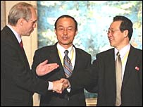 کريستوفر هيل (آمريکا) سونگ مين سون (کره جنوبی - وسط) و کيم جای گوان از کره شمالی