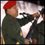 O presidente da Venezuela, Hugo Chávez, segura um rifle de fabricação russa em discurso em Caracas (foto AP/Assessoria de Imprensa do Palácio de Miraflores)