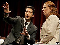 David Schwimmer contacena com Catherine Tate e outras três atrizes