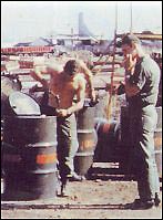 Những thùng thuốc khai quang diệt cỏ 