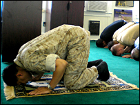 चैपलिन सैफ़ नमाज़ अदा करते हुए