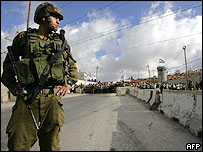 Soldado israelense vigia ponto de passagem de palestinos na cidade de Hebron