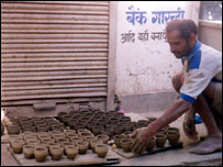 कुम्हार काम में जुटे