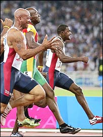 برای نخستين بار در تاريخ مسابقات دوی 100 متر چهار نفر نخست، زير زمان 9.9 ثانيه به خط پايان رسيدند.