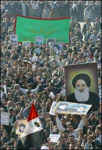 سیستانی کی تصویر لیکر لوگ مارچ کرتے ہوئے