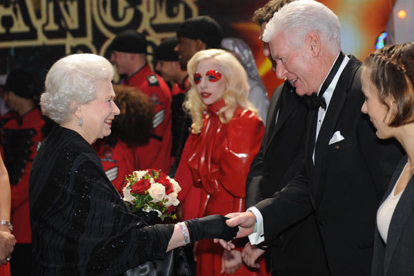 100329_roy_queen_gaga_400.JPG