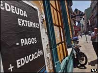 Cartaz na Argentina pede menos dinheiro para pagar dívida e mais dinheiro para a educação