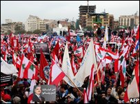 Hariri'yi anmak için toplanan kalabalık