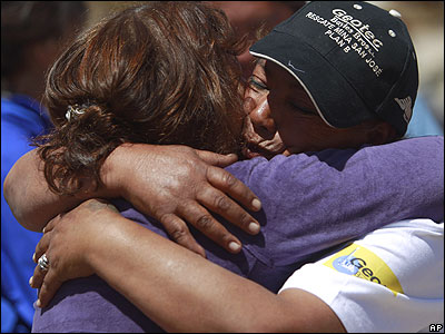 Maria Segovia, hermana de Dario Segovia, uno de los 33 mineros atrapados en Chile, se abraza a una amiga en la mina San José