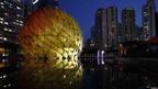 香港维多利亚公园内高18米，直径21米的彩灯