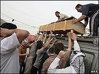 Caixão é retirado de um dos hospitais do bairro Cidade Sadr, em Bagdá