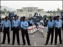 Pakistan'daki muhalif gösteride görev alan polisler