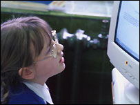 小孩在电脑屏幕前