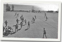 Chwarae rygbi ar lan y cefnfor