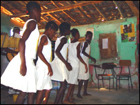Jovens dançam no Quilombo do Rio das Ras