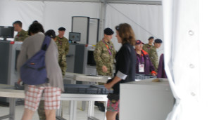 草绿色的军装很是抢眼。